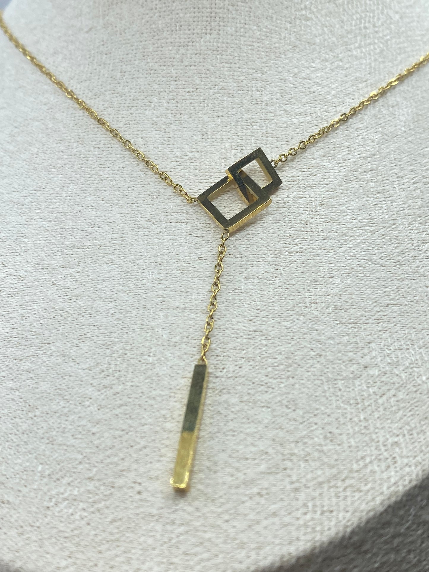 Collier carré pondant